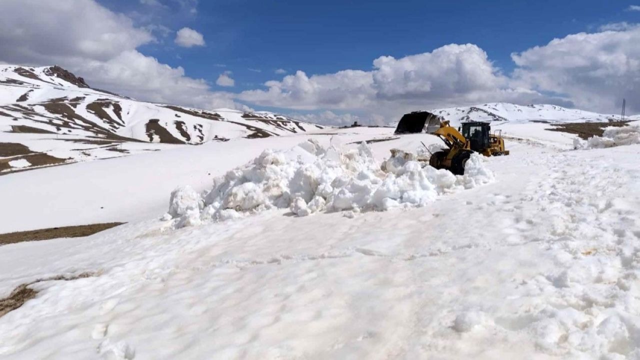 Başkale’de Kar ve Tipi Mesaisi: Askeri Üs Bölgelerinin Yolu Yeniden Ulaşımda