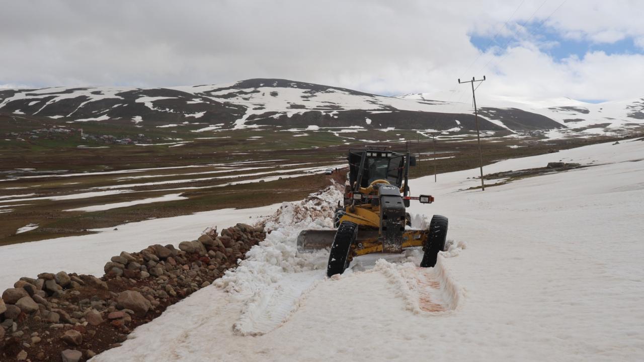 “Doğu’nun Çukurova’sı” Iğdır’da Mayısta Kar Mesaisi: Yayla Yolları İş Makineleriyle Açılıyor