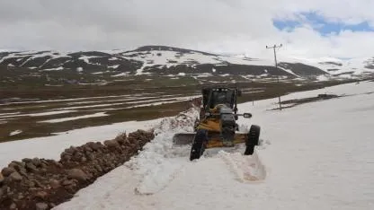 “Doğu’nun Çukurova’sı” Iğdır’da Mayısta Kar Mesaisi: Yayla Yolları İş Makineleriyle Açılıyor
