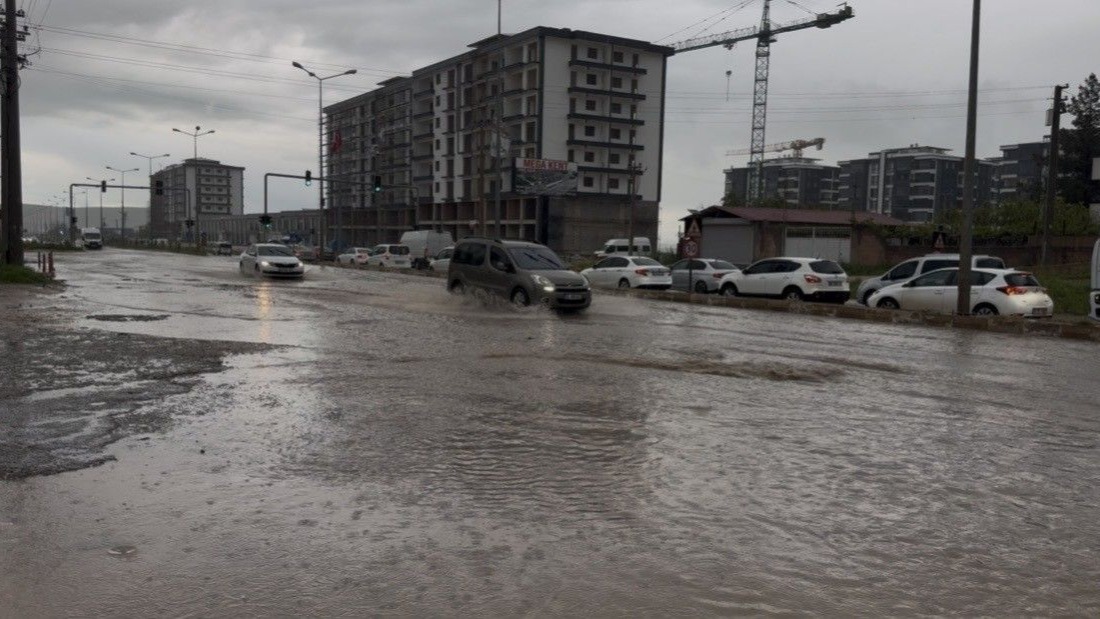 Ergani'de Sağanak Kabusu: Yollar Göle Döndü, Evleri Su Bastı