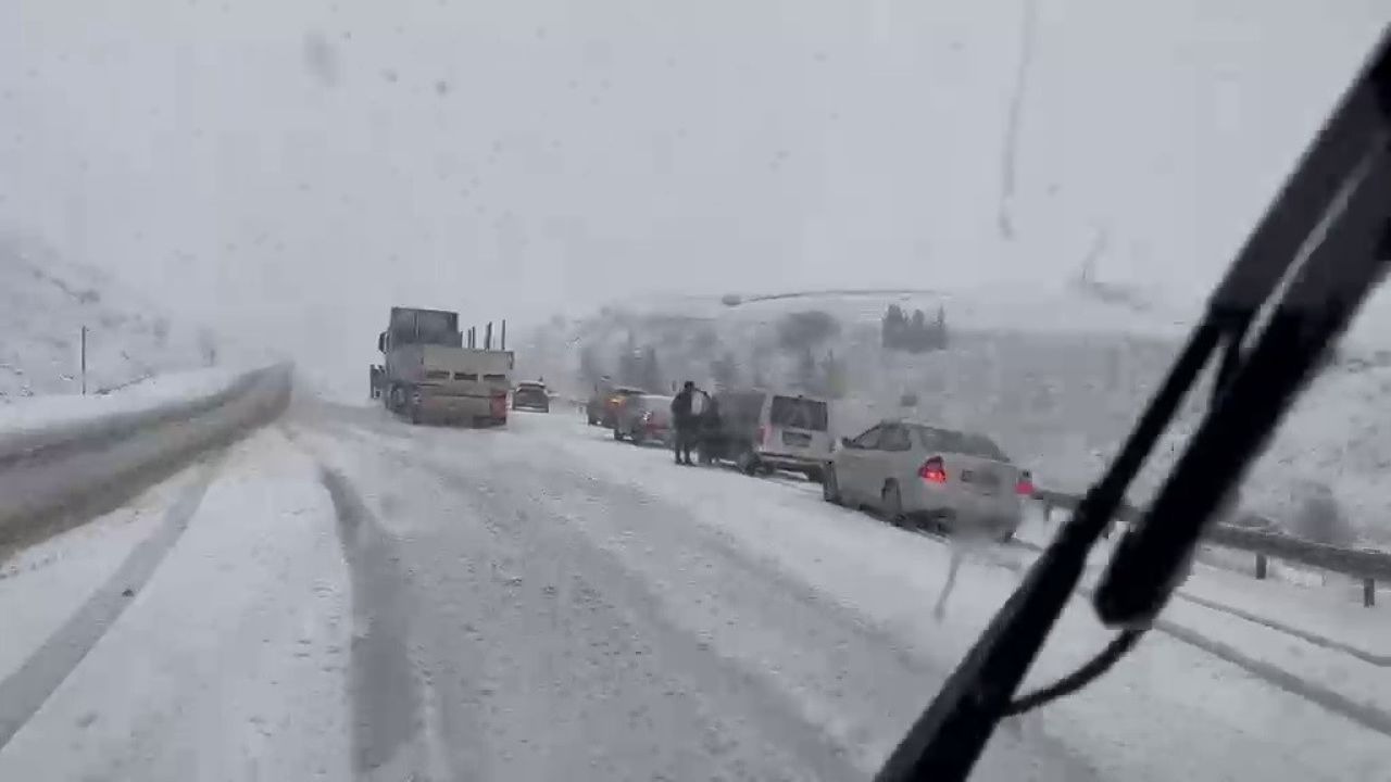 Erzurum’da Kar Yağışı ve Tipi: Görüş Mesafesi 5 Metrenin Altına Düştü