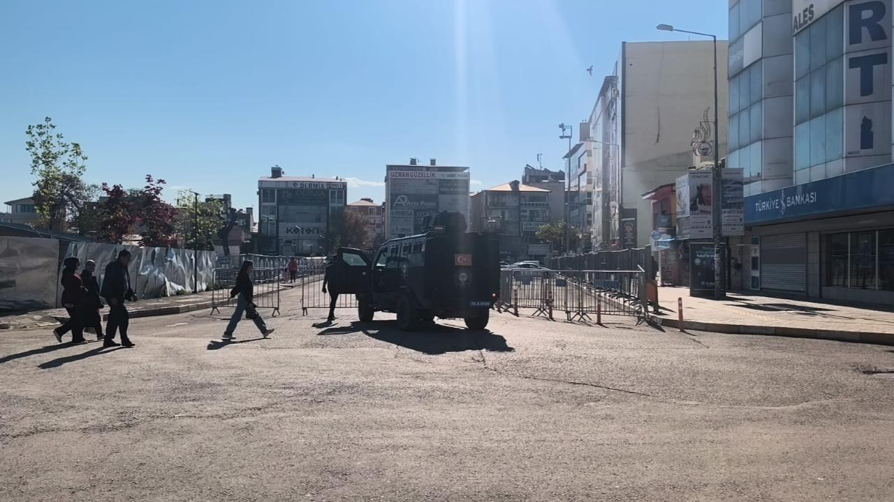 Iğdır’da 1 Mayıs Önlemi: Belediye Meydanı Araç Trafiğine Kapatıldı