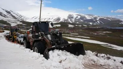Iğdır’da Şaşırtan Görüntü: Mayıs Ayında Kar Temizliği Başladı