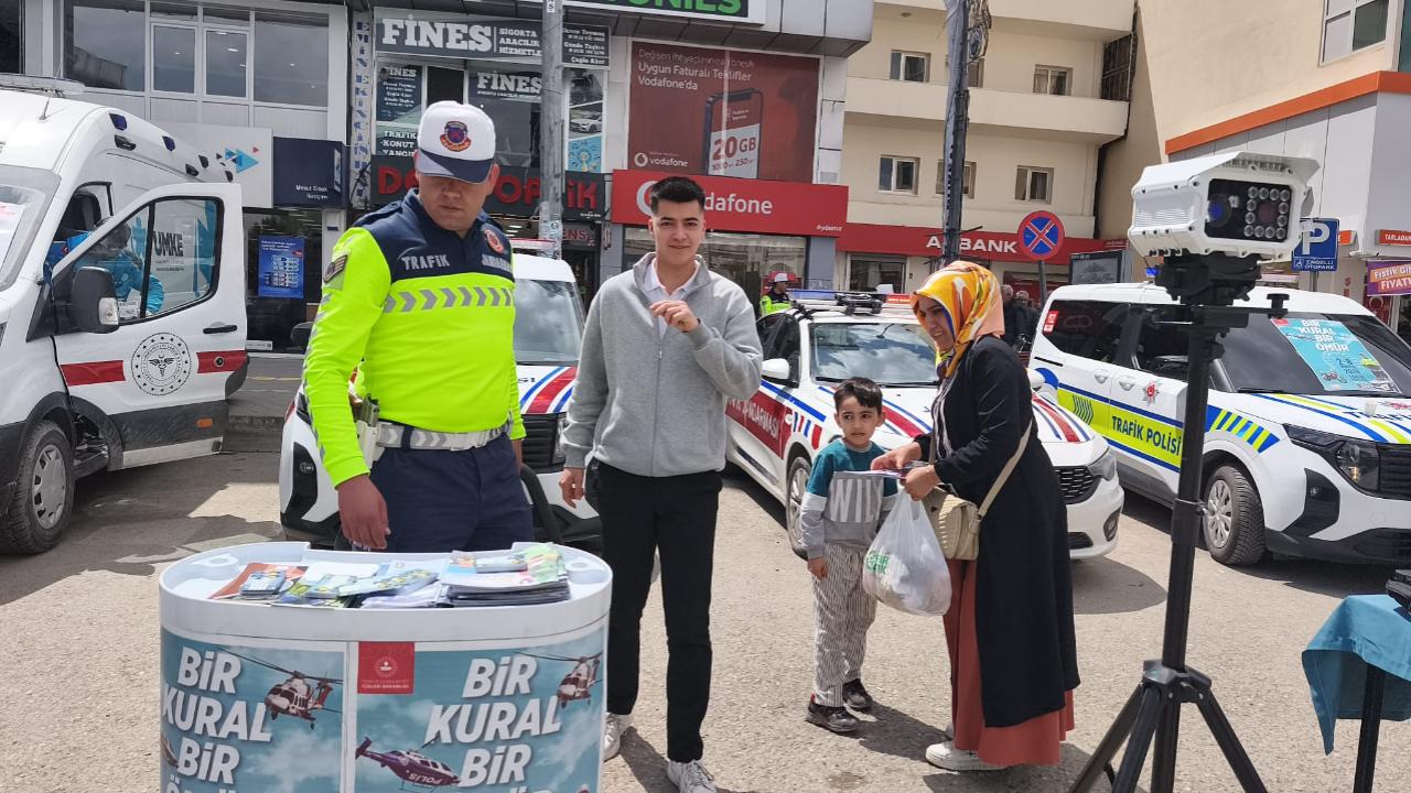 Iğdır’da Trafik Haftası: Belediye Meydanında Farkındalık Standı Kuruldu
