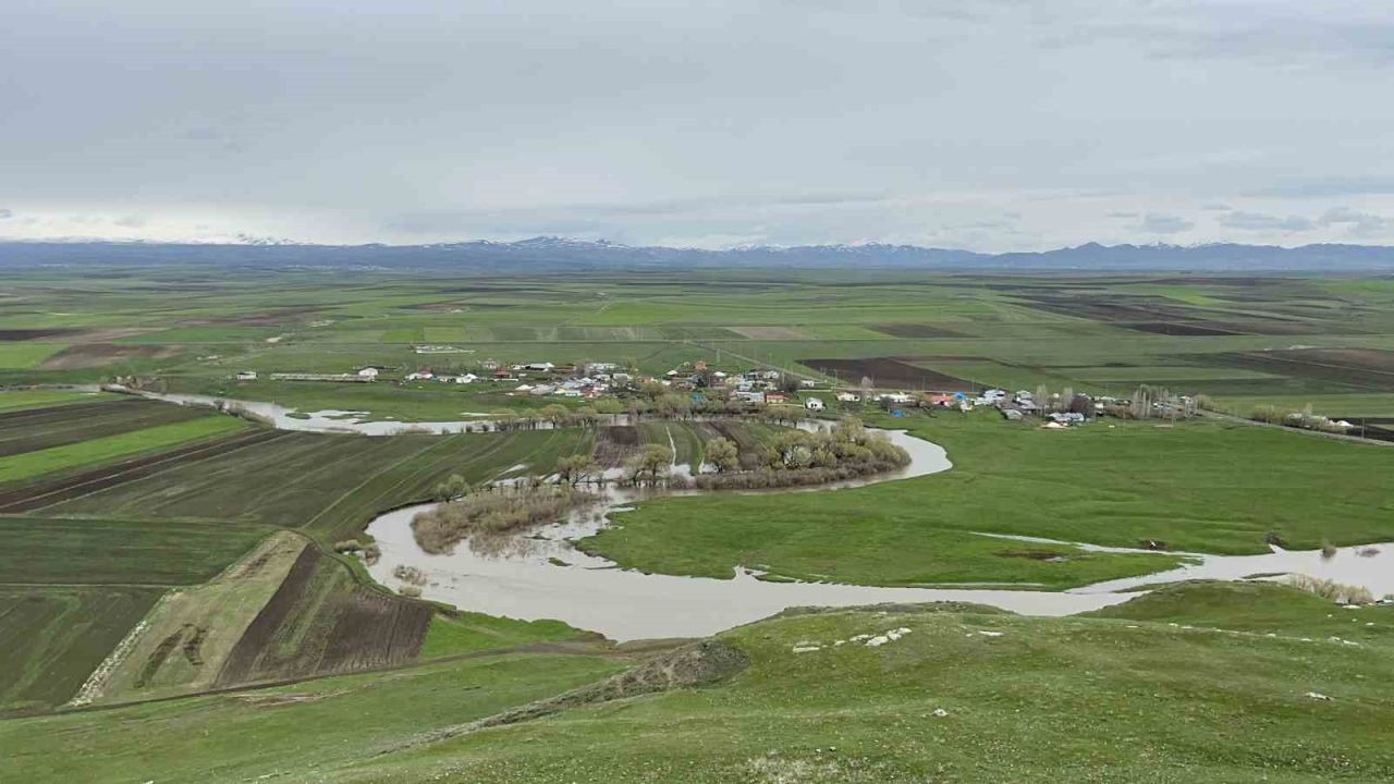 Kars Akyaka'da Karahan Çayı Taştı: Kalkankale Köyü Sular Altında