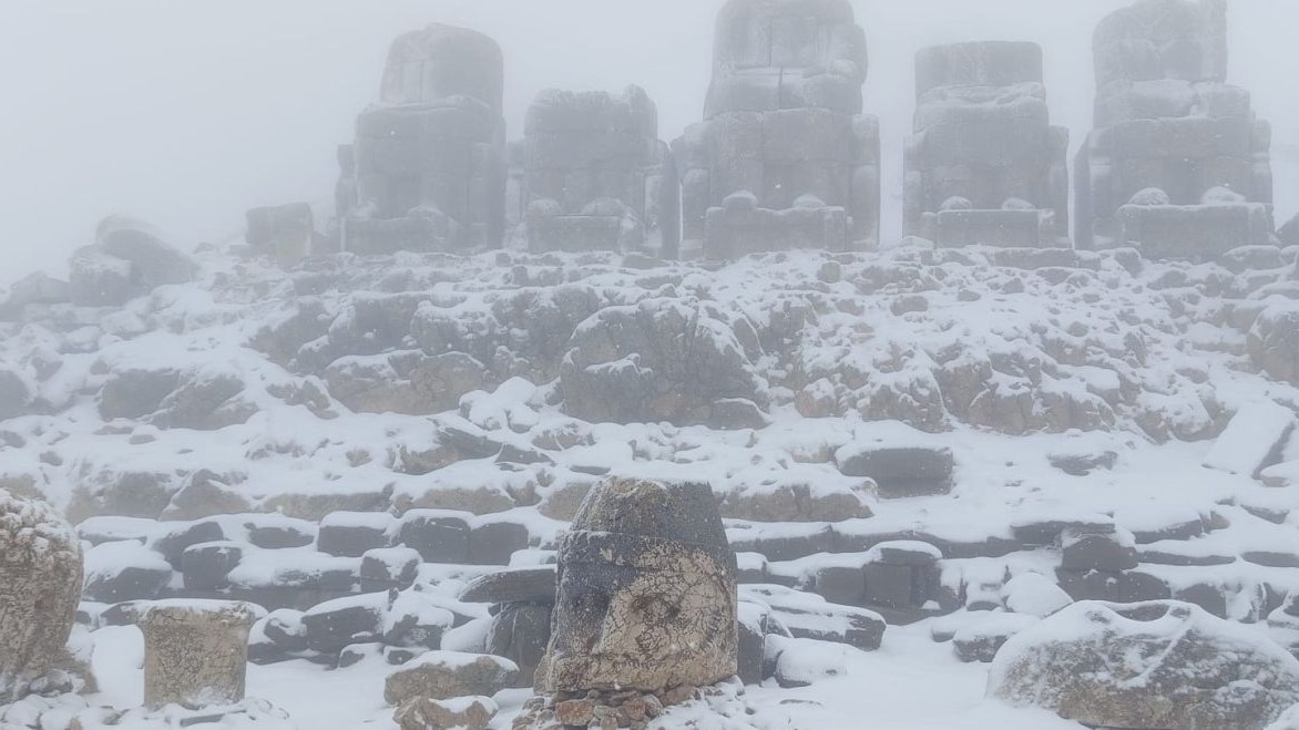 Nemrut Dağı'nda Mayıs Sürprizi: Dev Heykeller Kar Altında