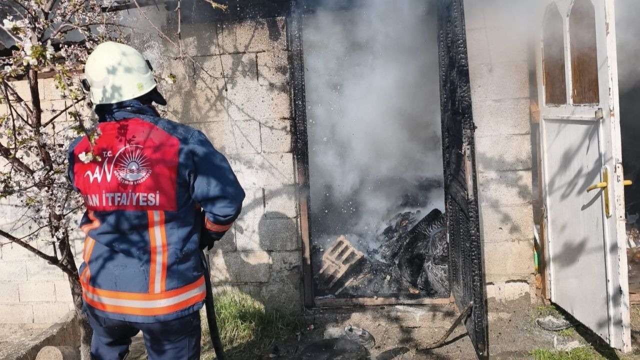 Tuşba’da Yangın Paniği: İş Makineleri ve İtfaiye Seferber Oldu