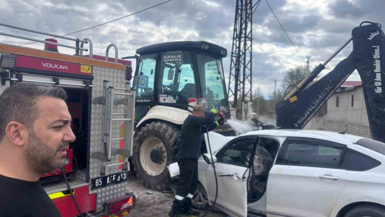Van'da İş Makinesi ile Otomobil Çarpıştı: Ekipler Seferber Oldu