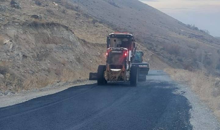 Tuzluca’da Grup Köy Yollarında Yoğun Asfalt Mesaisi