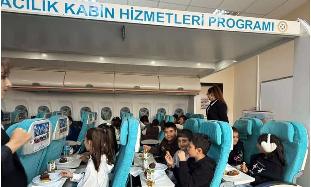 Iğdırlı Minikler Kabin Memurluğunu Deneyimledi