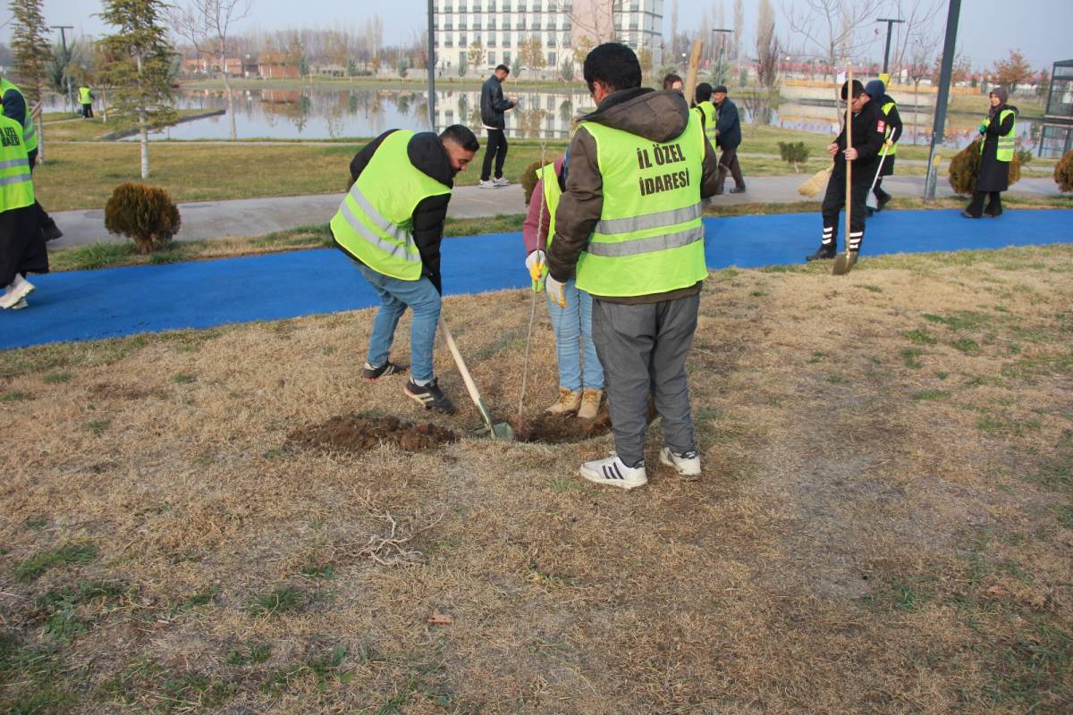 Iğdır Millet Bahçesi’nde Peyzaj ve Bakım Çalışmaları Sürüyor