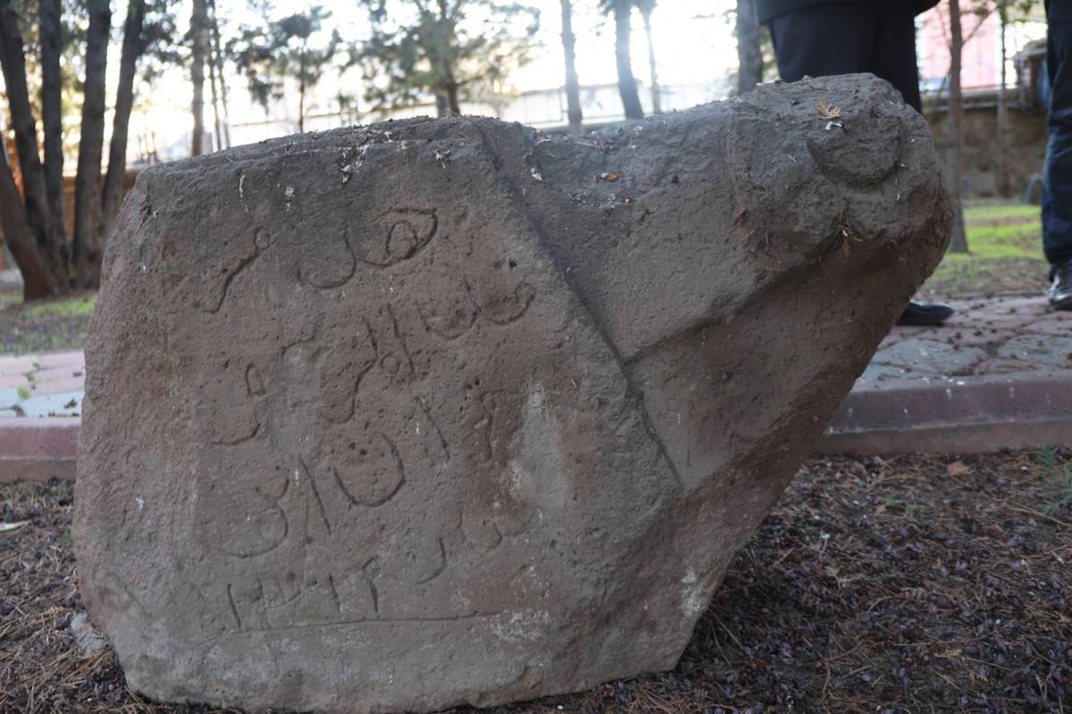 Iğdır Karakoyunlu’da 600 Yıllık Mezar Taşı Tarihi Gün Yüzüne Çıkarıyor