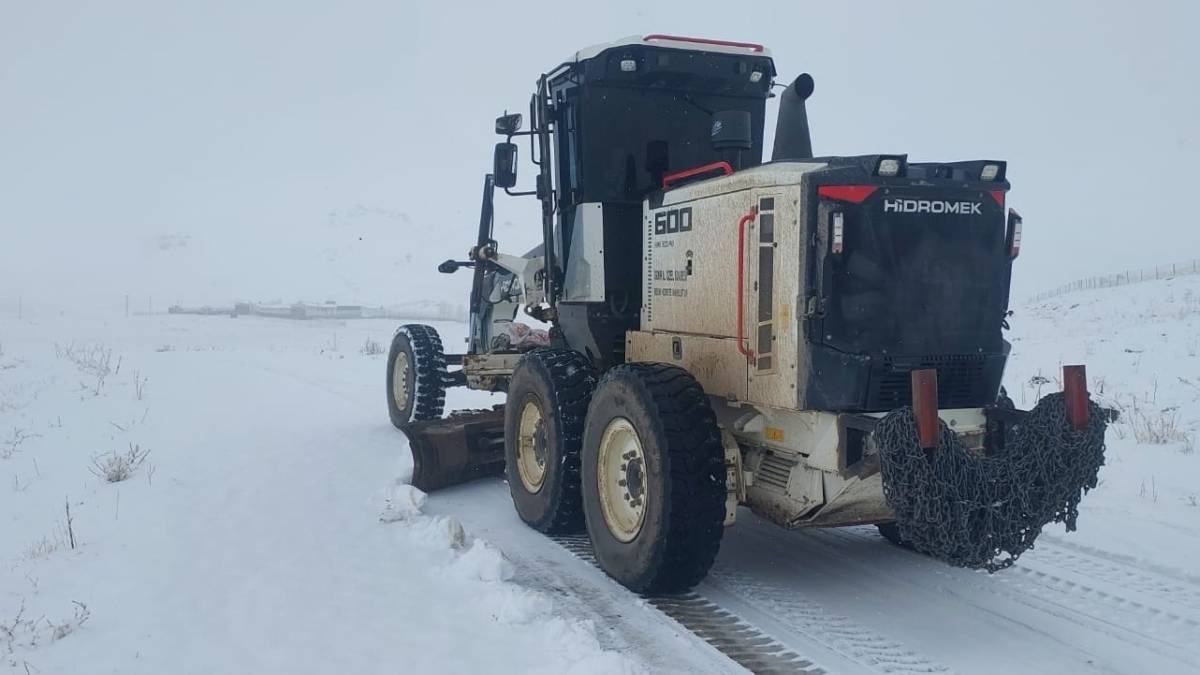 Tuzluca’da Yoğun Kar Yağışı Köy Yollarını Kapattı