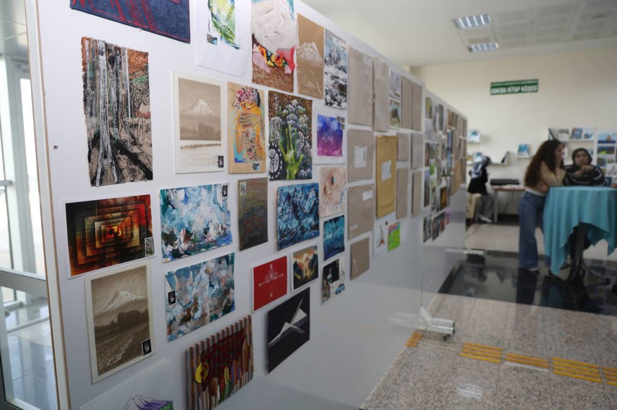 Iğdır Üniversitesi’nde Uluslararası Posta Sanatı Sergisi Açıldı