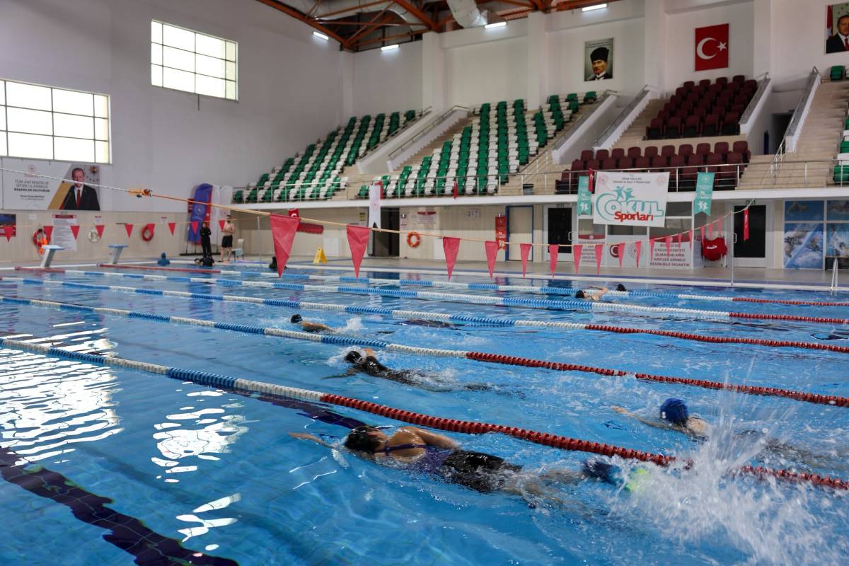 Iğdır’da Yarı Olimpik Havuzda Üniversite Öğrencilerine Tam Destek