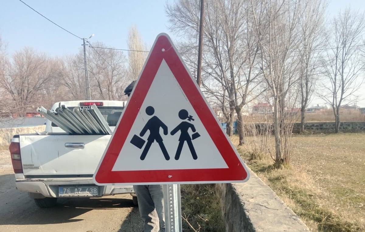 Iğdır İl Özel İdaresi’nden Karakoyunlu’da Trafik Seferberliği: Köy Yolları Yenileniyor