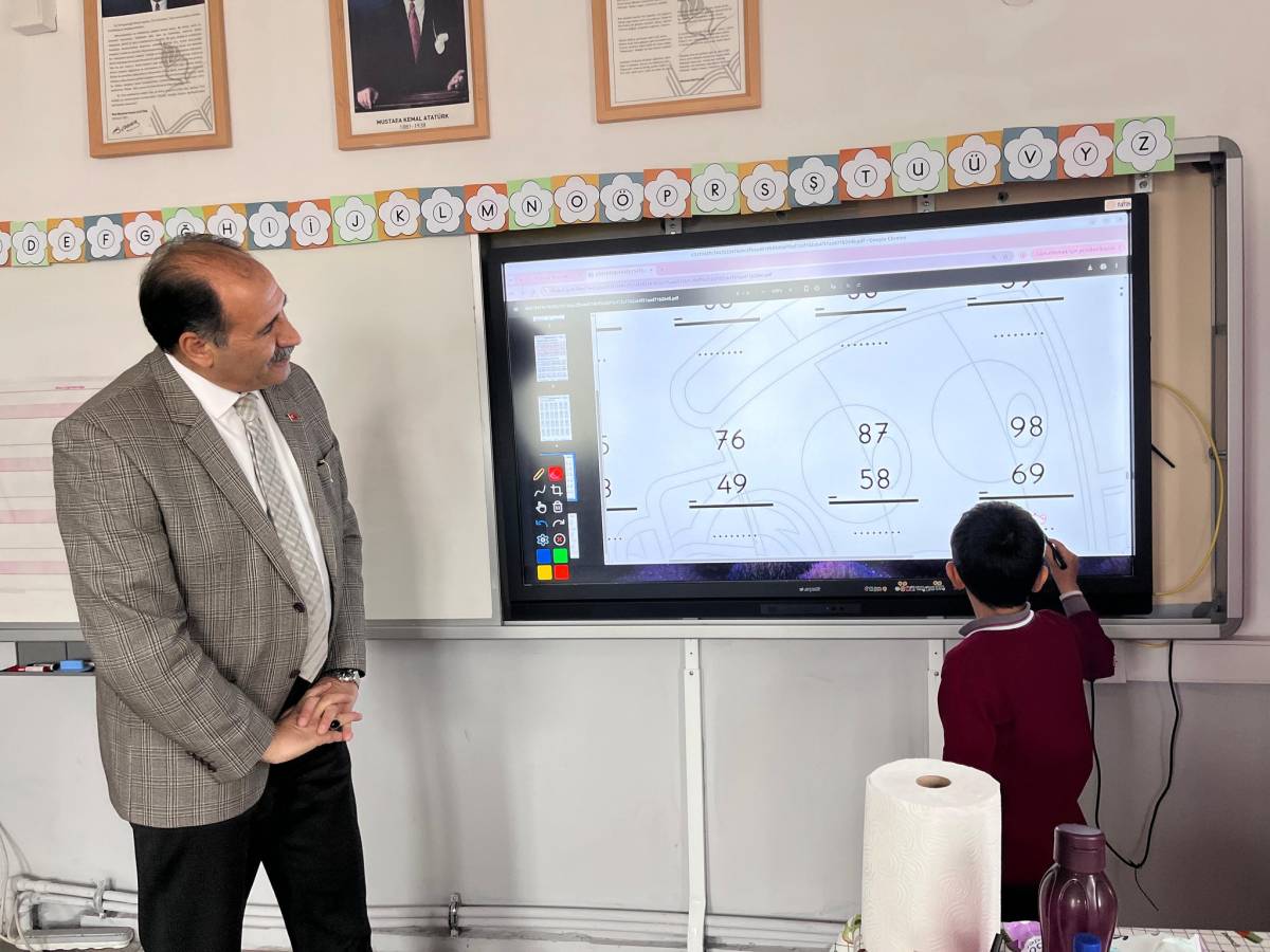 Müdür Aziz Gün’den Köy Okullarına Anlamlı Ziyaret: 'Okullar Hayallerin Yeşerdiği Yuvalardır