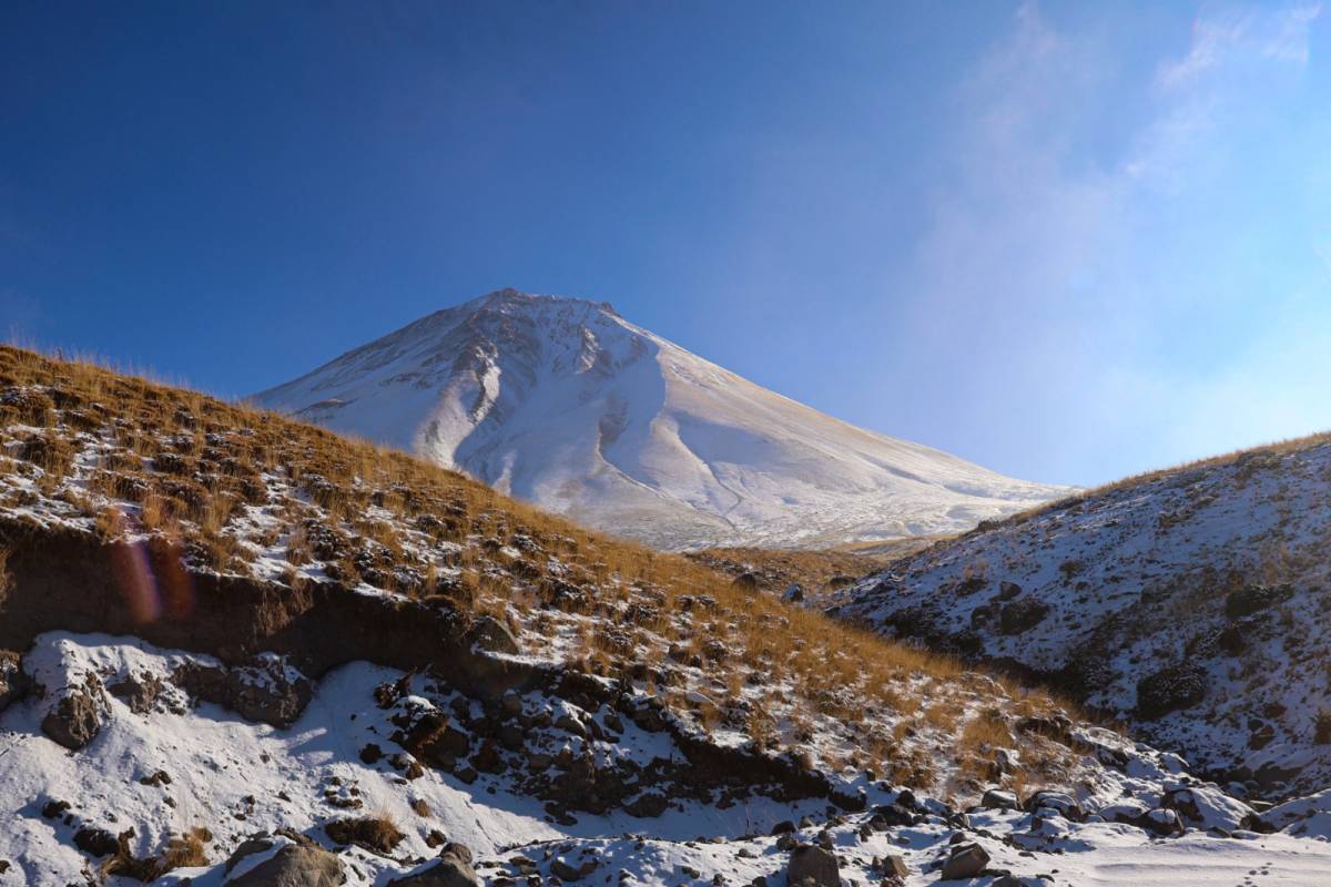 Ağrı Dağı kar ve sis altında kartpostallık manzaralar sundu