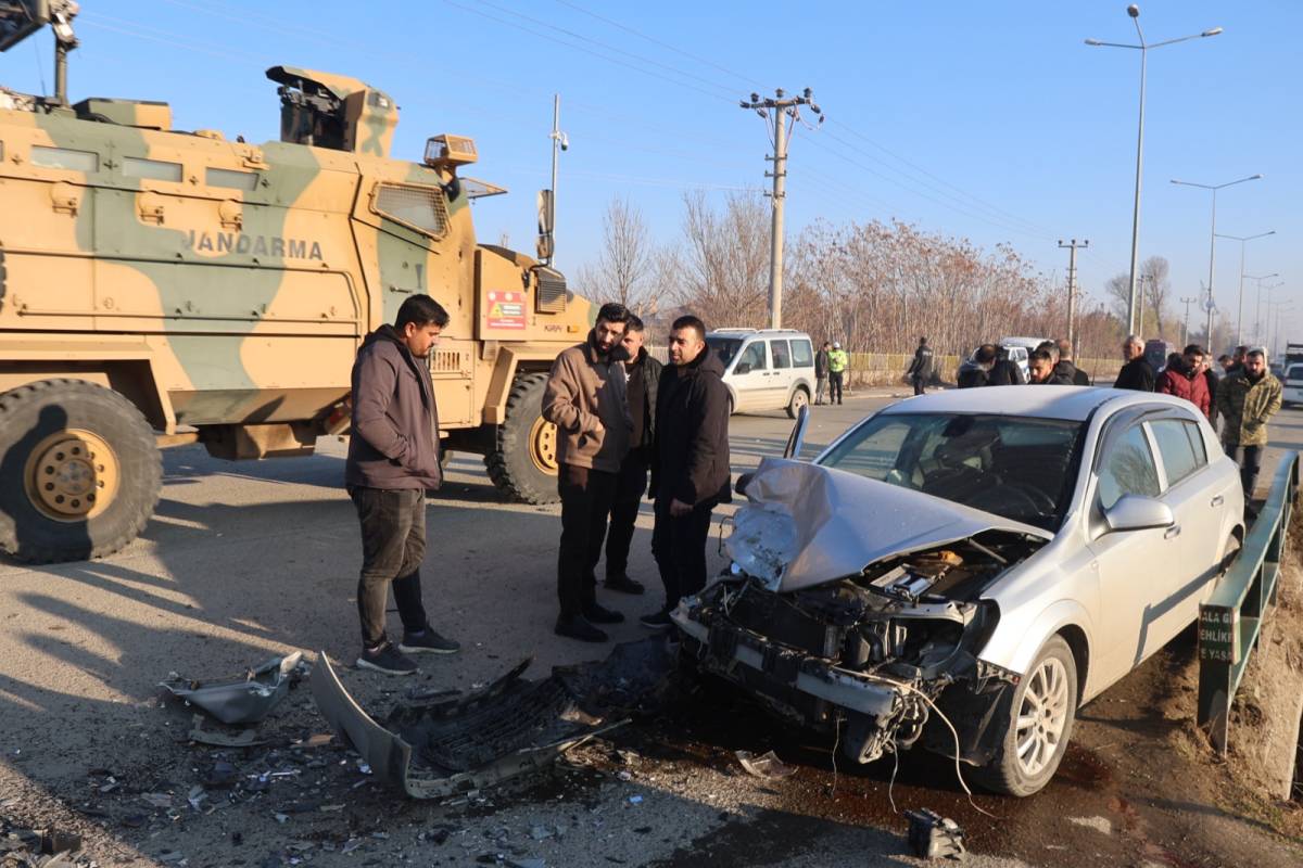 Son Dakika!!! Iğdır’da Trafik Kazası: İki Araç Kafa Kafaya Çarpıştı