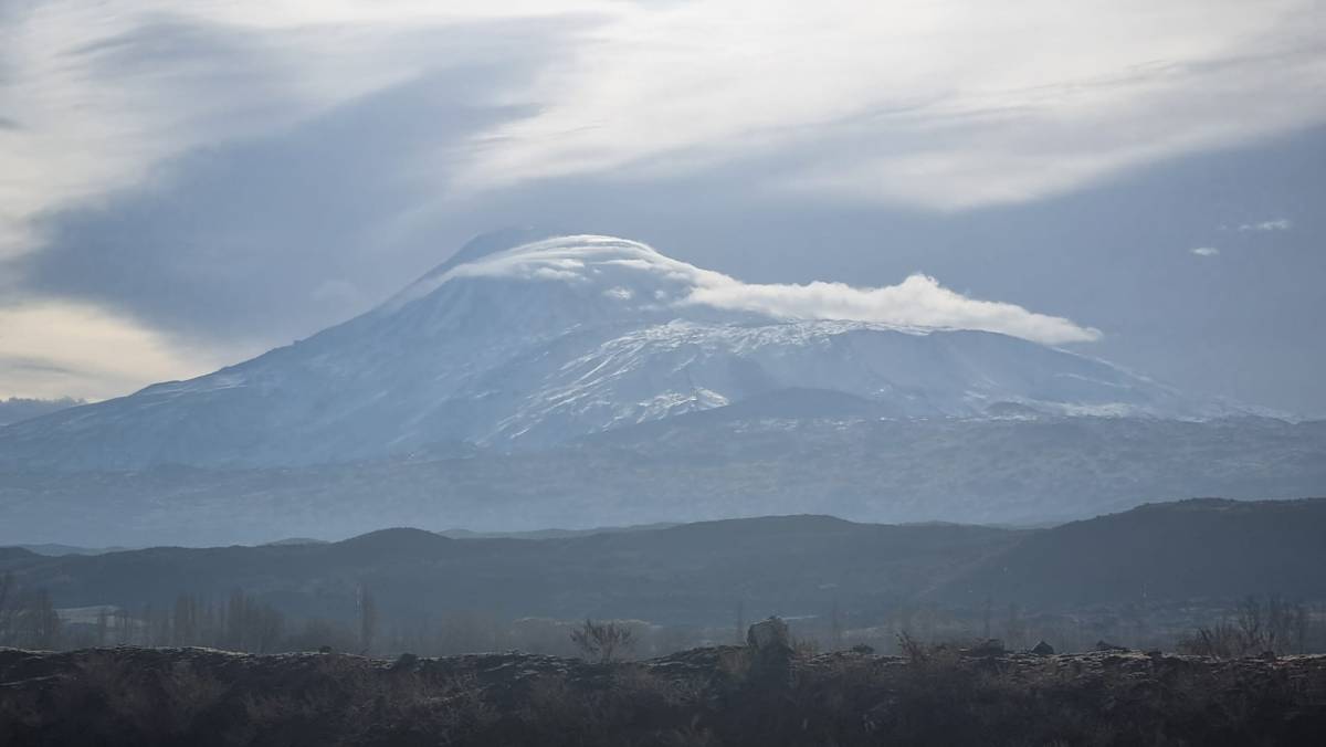 Ağrı Dağı ve Aras Sıradağları Mercek Bulutlarıyla Büyüledi
