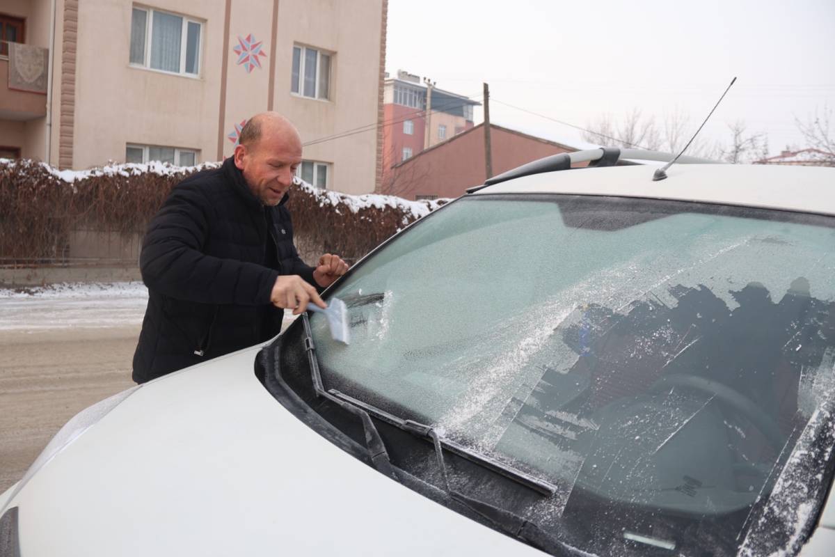 Iğdır’da Sibirya Soğukları: Termometreler -10’u Gördü, Araç Camları Buz Tuttu!
