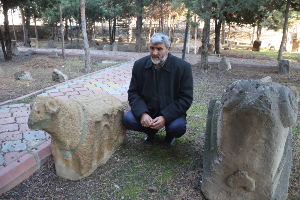 Iğdır Karakoyunlu’da 600 Yıllık Mezar Taşı Tarihi Gün Yüzüne Çıkarıyor