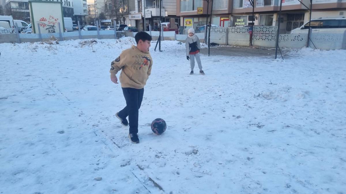 Iğdır’da Çocukların Kar Üstünde Futbol Keyfi