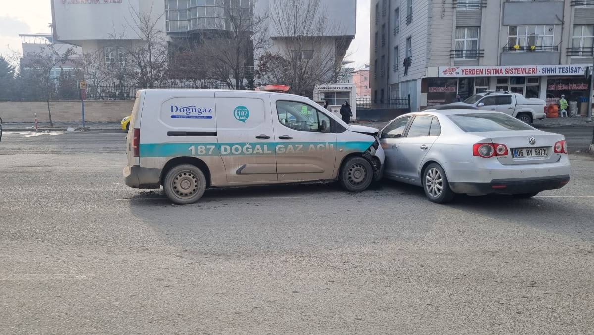 Iğdır'da Korkutan Kaza: Karaağaç Kampüsü Kavşağında Araçlar Çarpıştı!