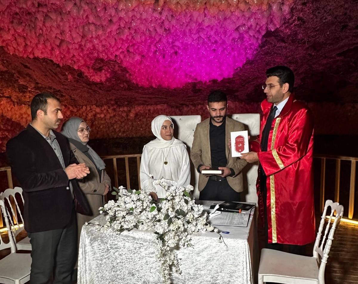 Tuz Mağarası’nda Sıradışı Nikâh: Müftü Adem Altun Genç Çiftin Mutluluğuna Şahitlik Etti