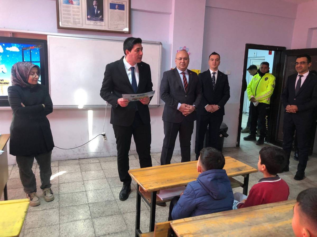 Karakoyunlu’da Karne Heyecanı: Kaymakam Fatih Erdoğan Öğrencilerin Sevincine Ortak Oldu