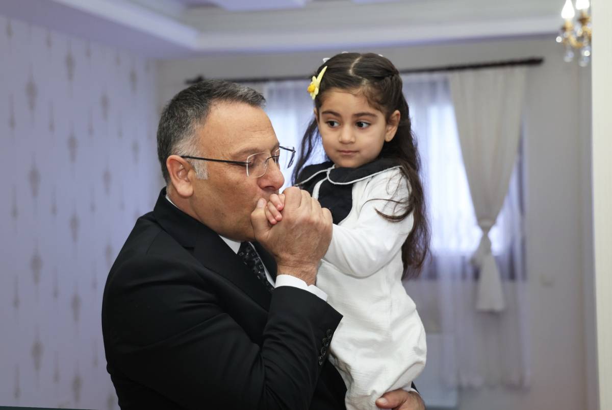 Iğdır Üniversitesi'nde İlk Karne Heyecanı: Rektör Gürel Minikleri Yalnız Bırakmadı