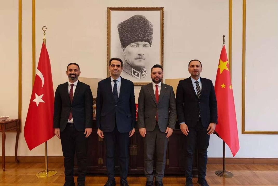 Iğdır Üniversitesi'nde İlk Karne Heyecanı: Rektör Gürel Minikleri Yalnız Bırakmadı