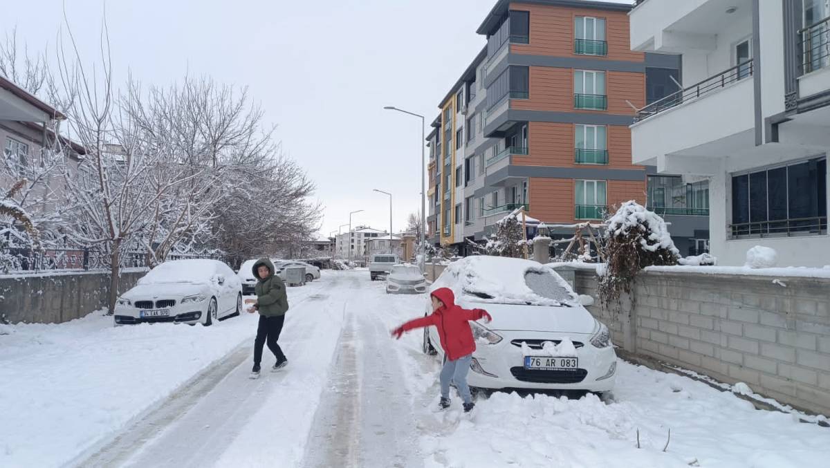 Doğu’nun Çukurovası Beyaza Büründü: Iğdırlı Çocukların Kar Keyfi!
