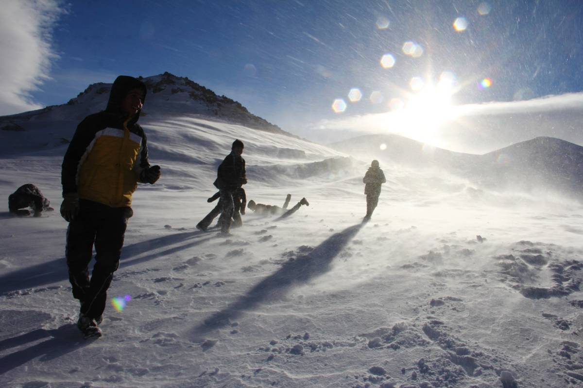 Iğdır’da Fırtınaya Aldırmayan Köylü Çocuklar Karın Tadını Çıkardı