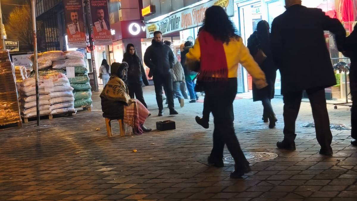 Iğdır'da Dilencilerin 'Akşam Mesaisi': Dondurucu Soğukta Vatandaşları Canından Bezdirdiler!