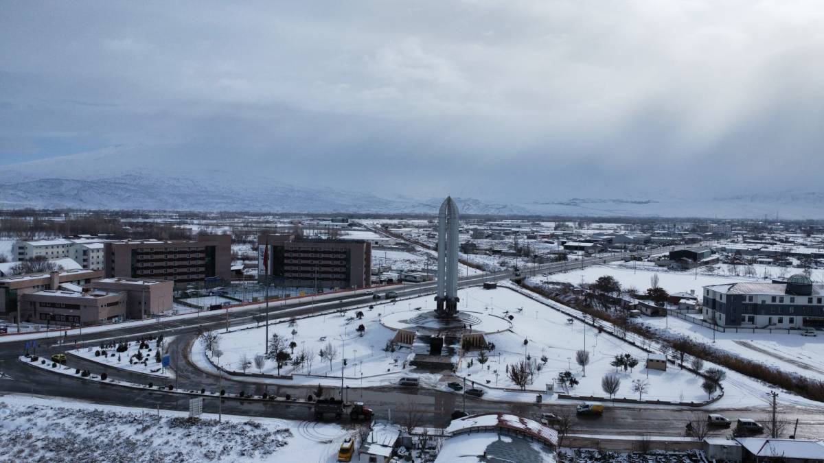 Kar yağışıyla beyaza bürünen Iğdır havadan görüntülendi
