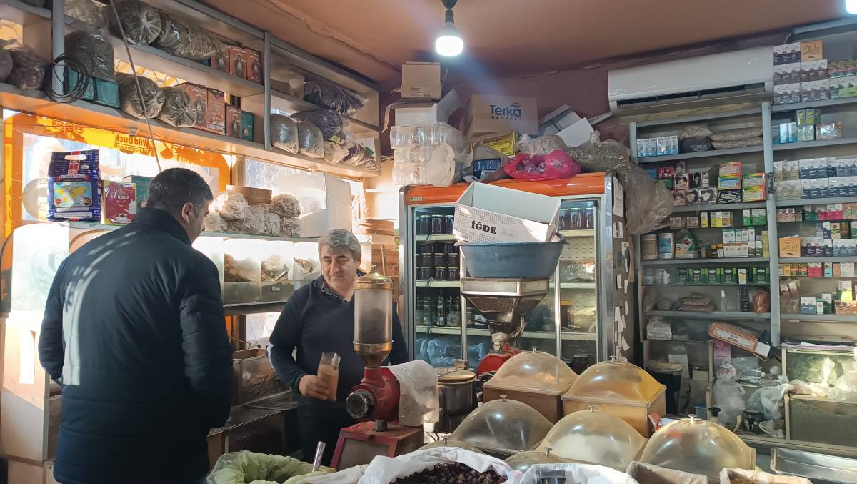 Iğdır’da Soğuklar Hastalığı Tetikledi, Vatandaş Şifayı Aktarda Arıyor! İranlı Hacı Metin’den Kış Reçetesi