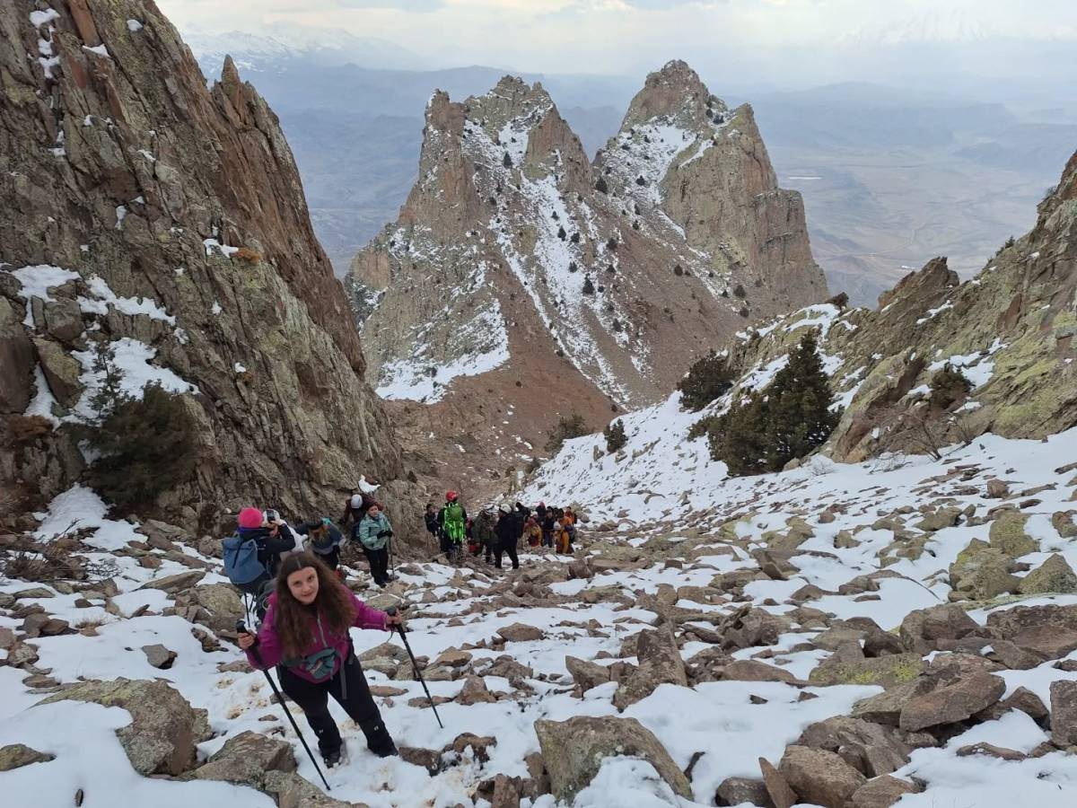 Iğdır’da Sevgi “Zirve” Yaptı: Pamuk Dağı’nda Anlamlı Kutlama