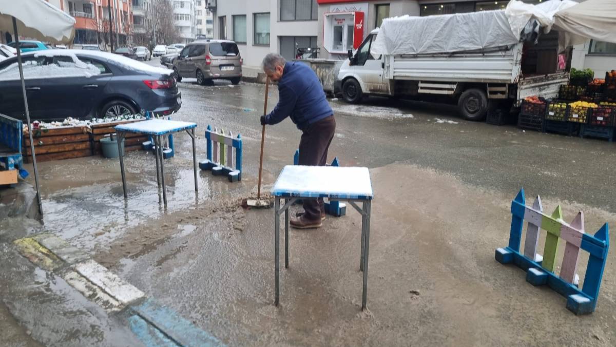 Iğdır'da Sağanak ve Kar Sonrası Yollar Göle Döndü: Okul Önlerinde Zor Anlar!
