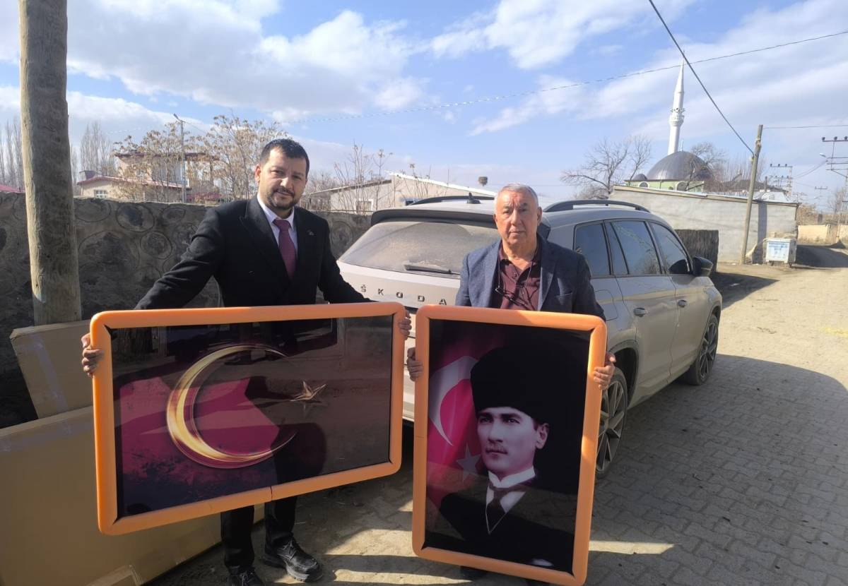 Özoğlu’ndan Taziye Evine Bayrak ve Atatürk Tablosu Desteği