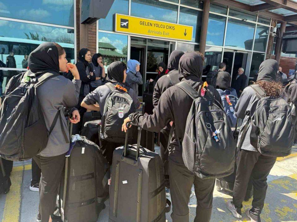 Ağrı Dağı Eteklerinde Beklenmedik Misafirler: İranlı Kadın Futbolcular Iğdır Havalimanı’nda!