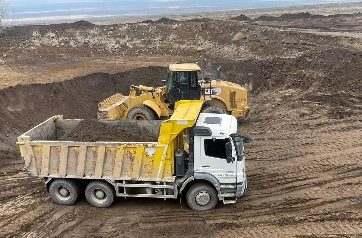 Tuzluca’da Korkutan Yangın: Seyir Halindeki Araç Alevlere Teslim Oldu!
