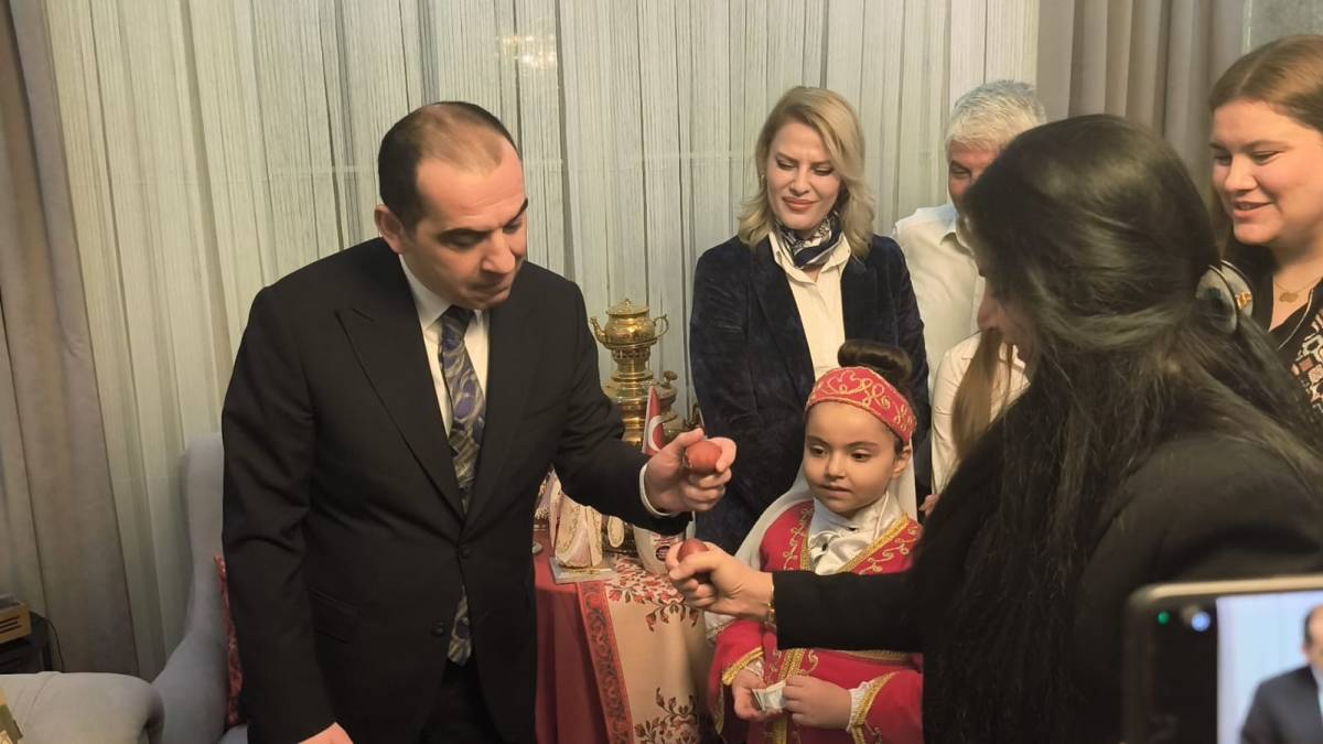 Iğdır’da Nevruz Coşkusu: Vali Taşolar Kapı Dinledi, Mendil Attı!