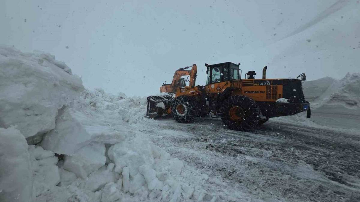 Van’da Nisan Ayında Kar Esareti: Karabet Geçidi’nde 4 Metrelik Engel!