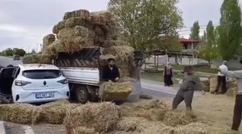 Küllük-Çarıkçı Yolunda Kaza: Ot Balyaları Yola Savruldu