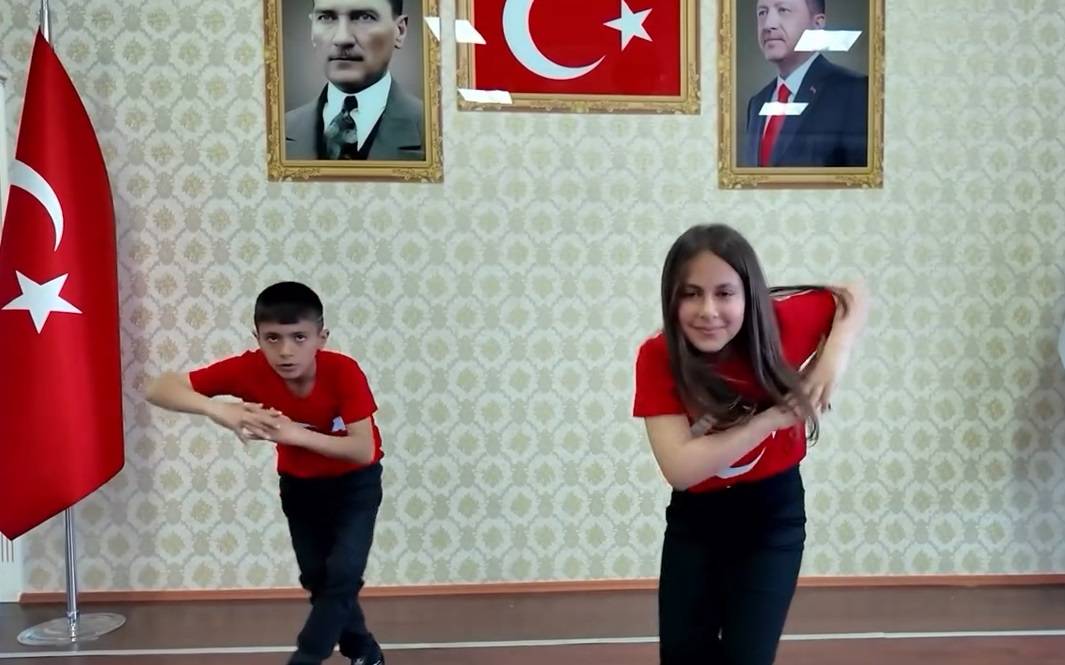 Iğdır Üniversitesinde 23 Nisan Neşesi: Kartal Dansı Sürprizi