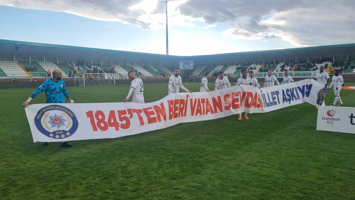 Alagöz Holding Iğdır FK futbolcularından pankartlı polis haftası kutlaması