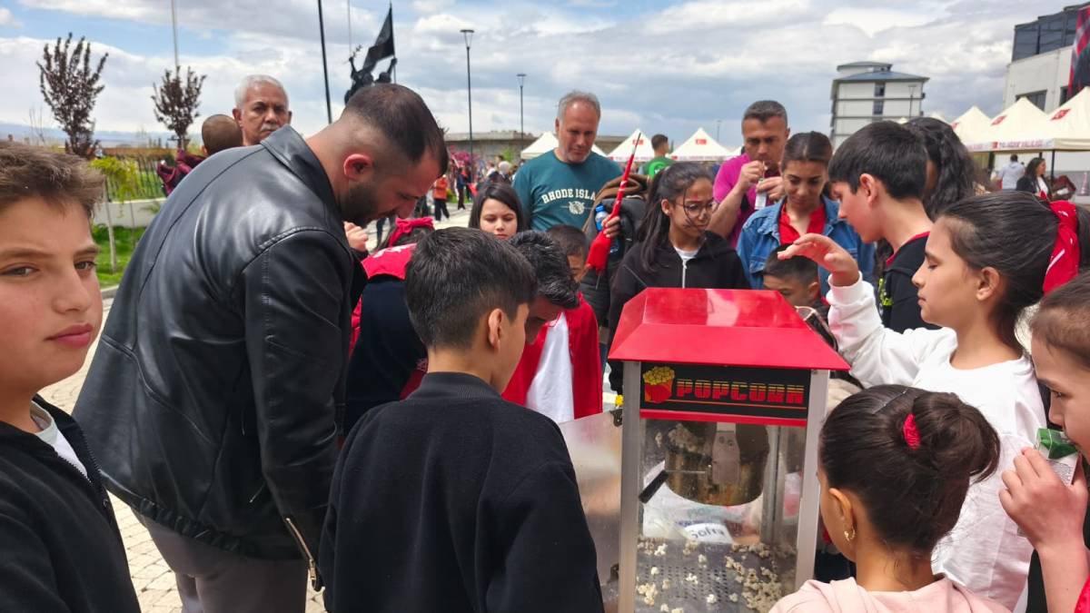 Iğdır’da 23 Nisan Coşkusu: Çocuklara Pamuk Şeker ve Mısır Ziyafeti