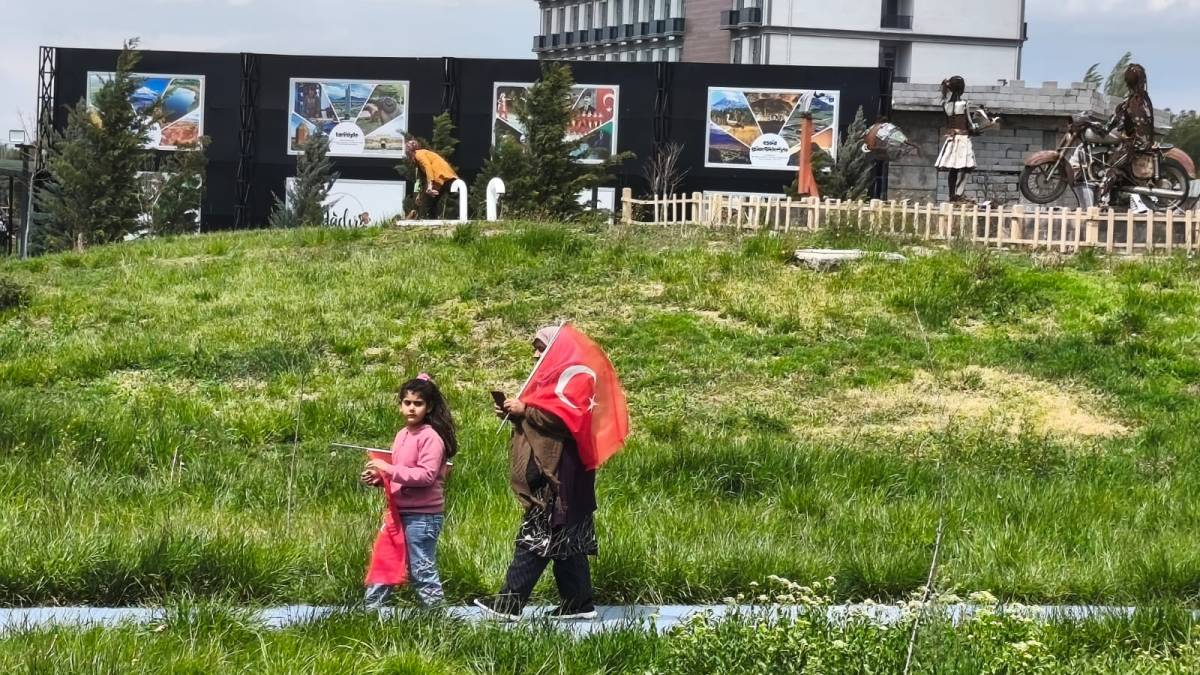 Iğdır’da 23 Nisan Kutlamalarında Yaşlı Kadın ve Torununun Bayrak Sevgisi Hayran Bıraktı