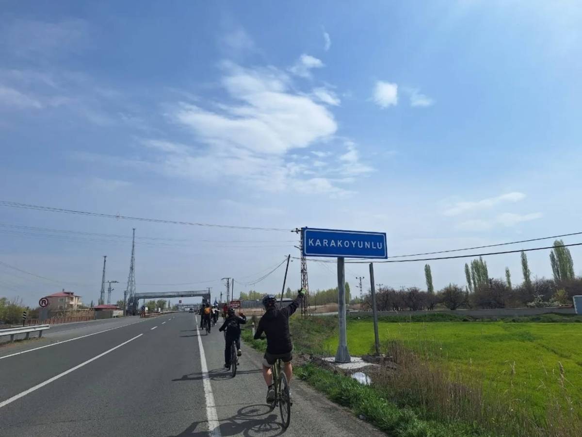 Pedallar Eğitim İçin Döndü: AKUD Üyeleri Karakoyunlu’da Pankart Açtı